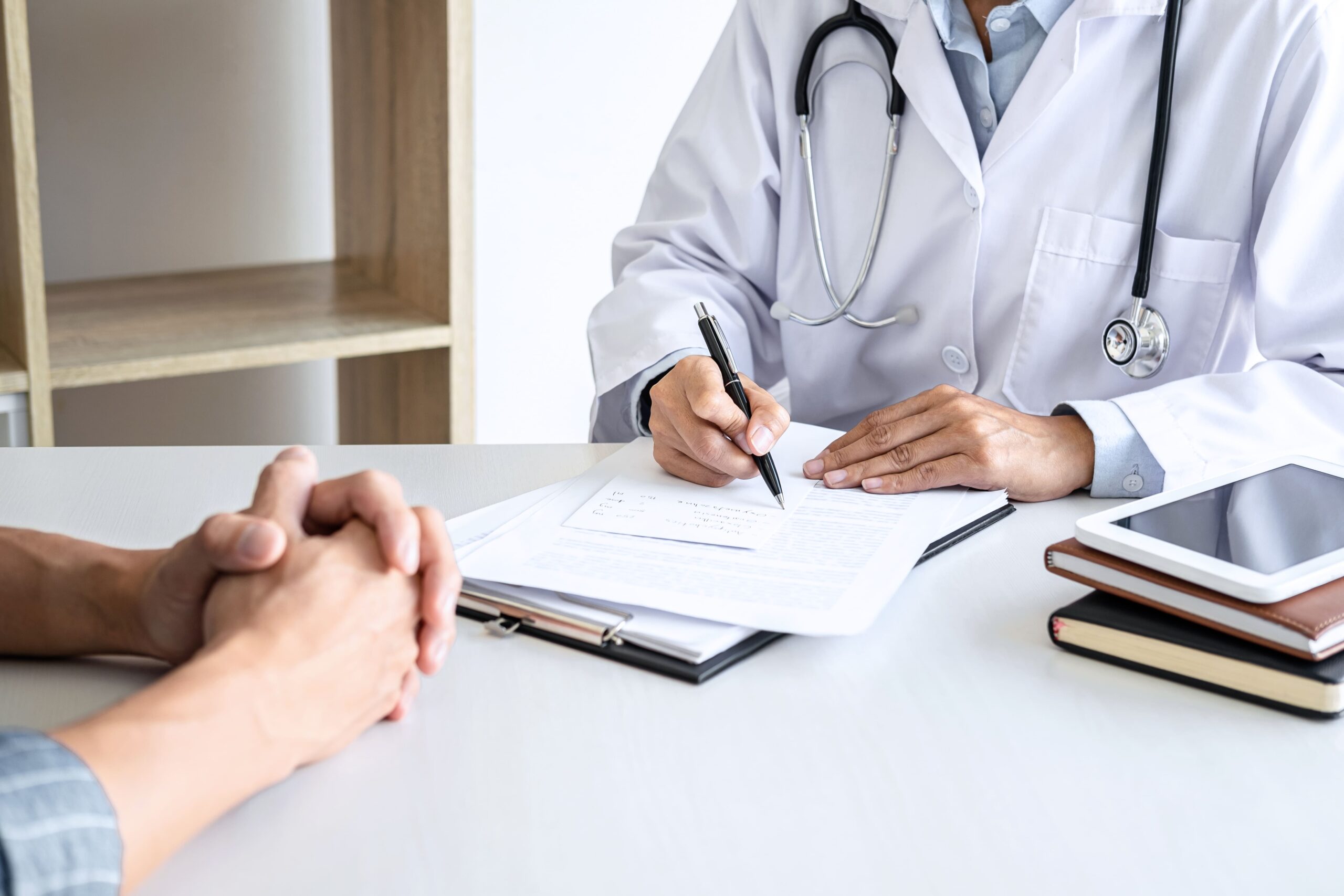 Image doctor presenting report of diagnosis symptom of 2025 10 15 04 51 40 utc.jpg