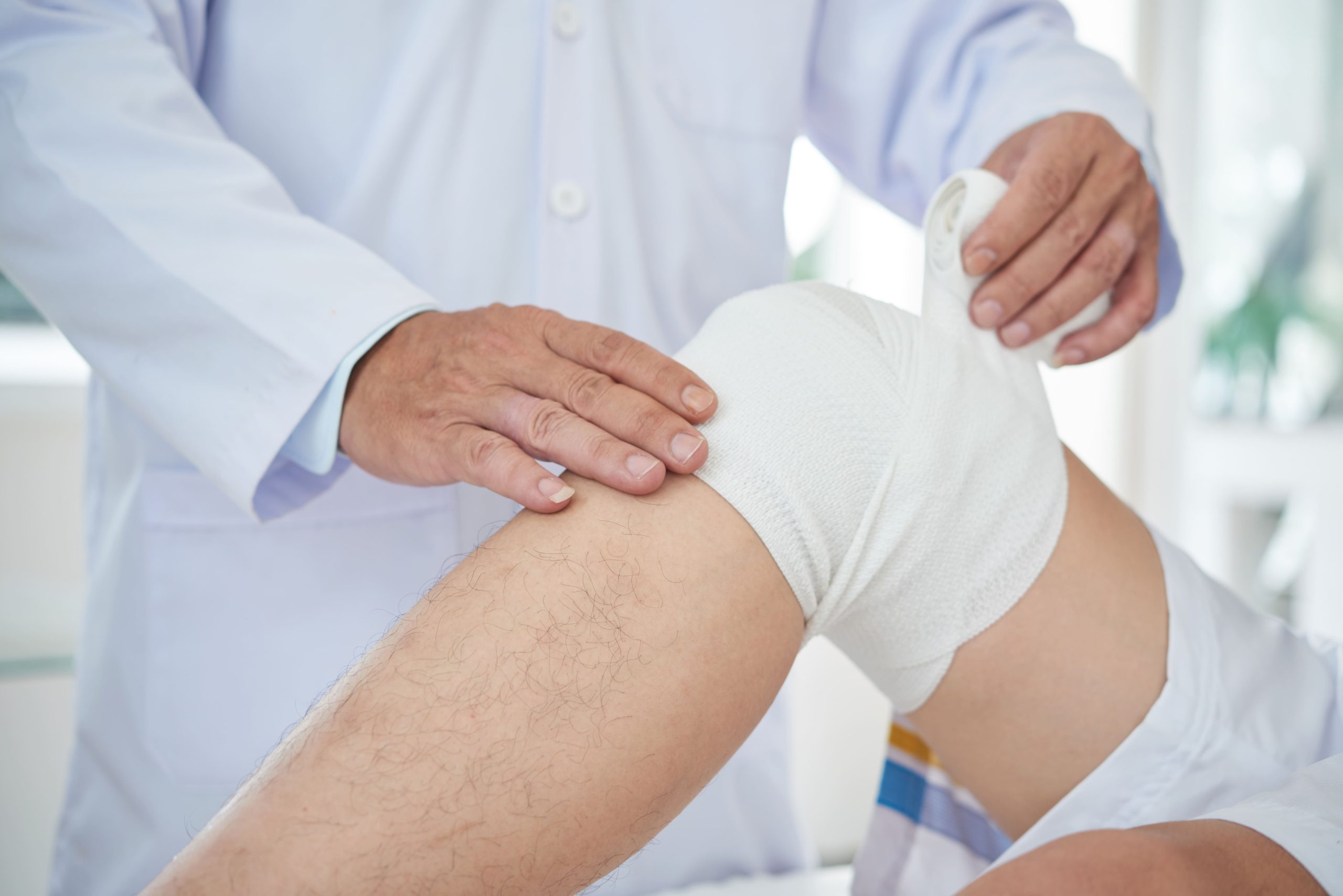 Image bandaging a knee at the hospital 2026 03 18 05 30 45 utc (1)