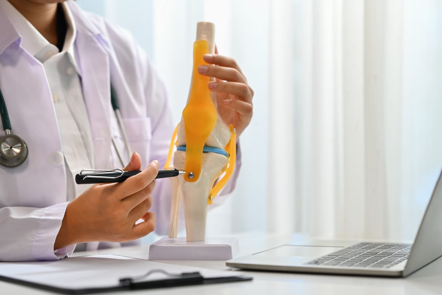 Image medical professional explaining knee anatomy at of 2026 03 16 05 13 10 utc (1)