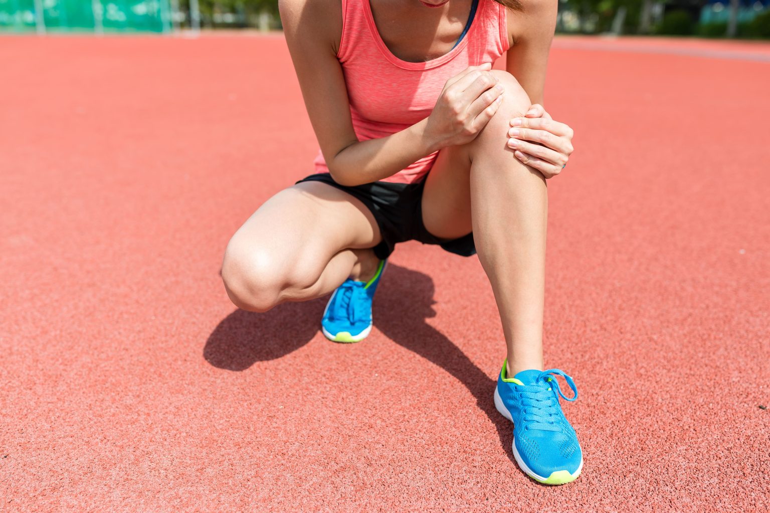 Image woman crouches on red track with knee injury 2026 03 24 22 44 17 utc (1)